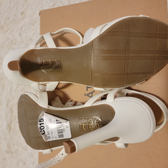 Le Chateau White Flower Heels - Picture 5 of 5